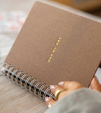 a5 almanacka - spiralbindning - storlek a5 - hardcover - brun canvas (almanacka)