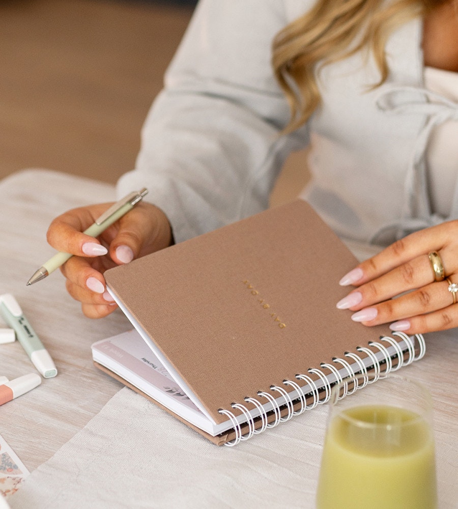 a5 almanacka - spiralbindning - storlek a5 - hardcover - brun canvas (almanacka)