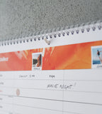 A3 veggkalender hengt opp med selvklebende krok
