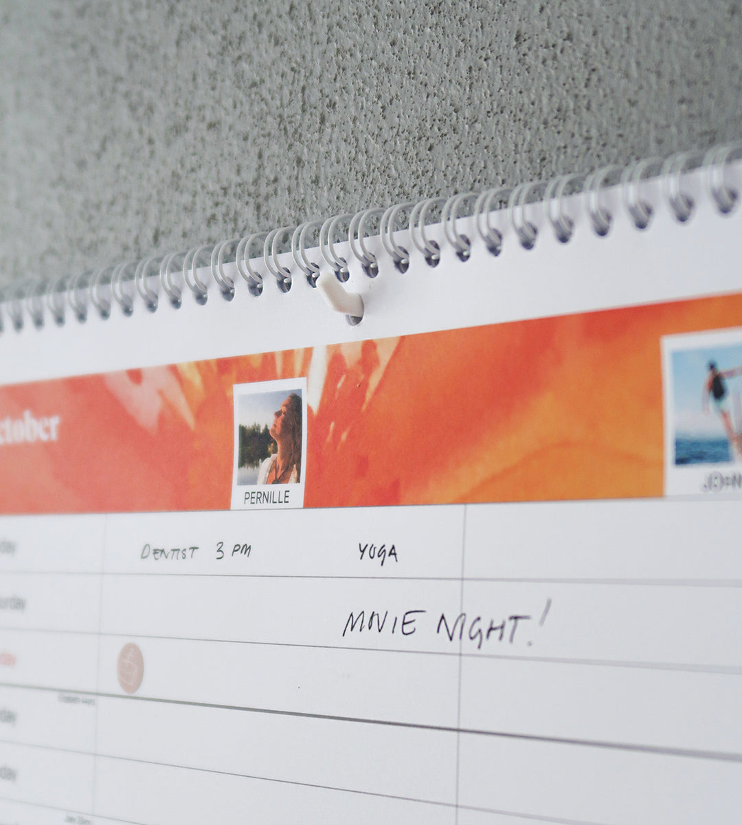 A3 veggkalender hengt opp med selvklebende krok